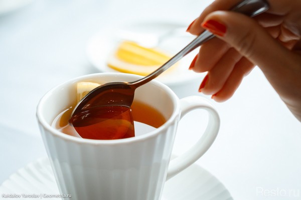 налейте стакан чая с двумя ложками сахара