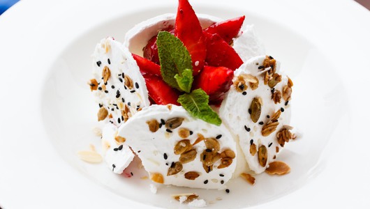 Feed pavlova s yagodami