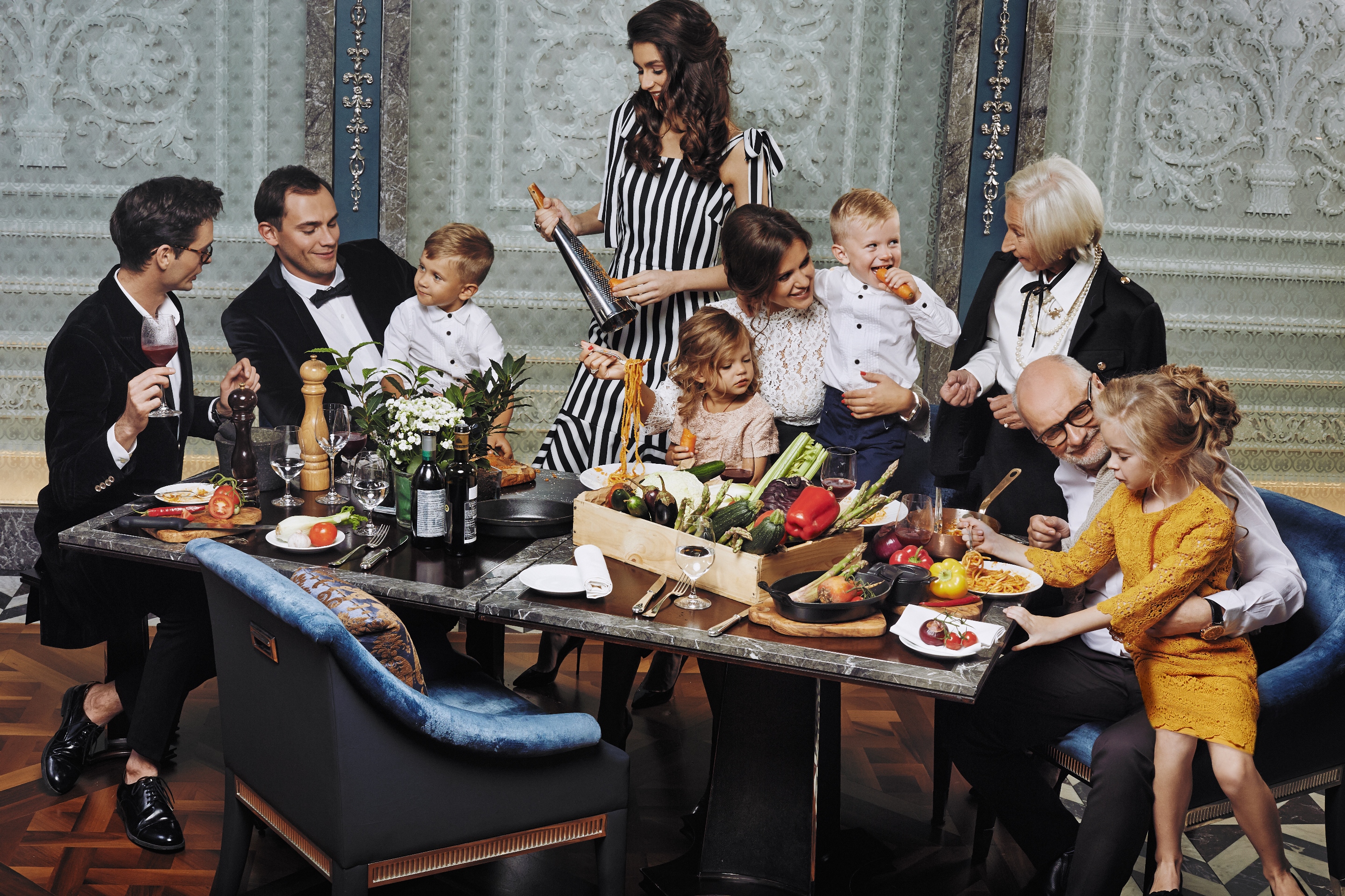 Гости навели. Итальянская семья за столом. Ужин с семьей. Итальянская семья с детьми. Богатая семья.
