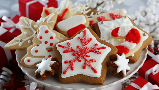 Feed red and white christmas cookies