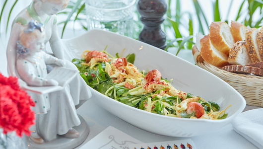 Feed salat s rakovimi sheikami
