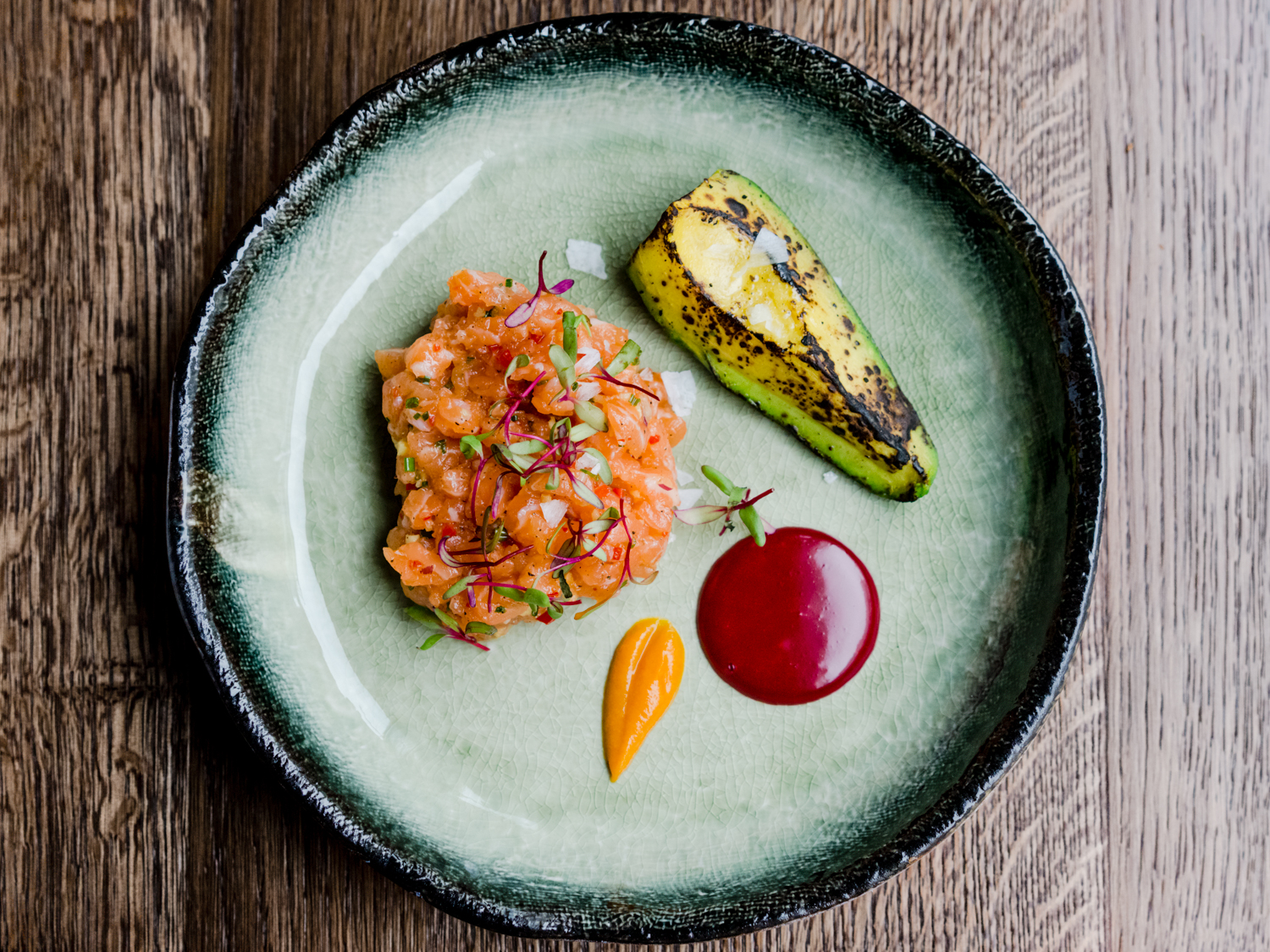 Tartar iz lososiya avocado grill ayoli iz svekli 520 rub.